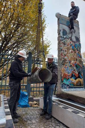 a323-berlin-wall3_original