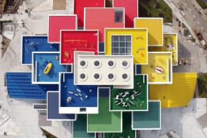 a81-highres_2017-lego-house_above_original